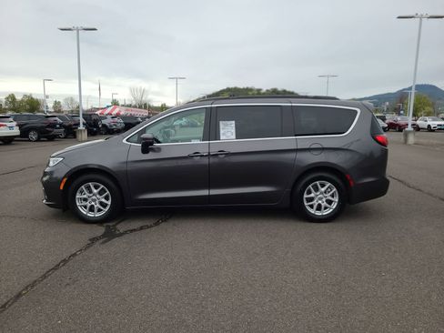 Used 2022 Chrysler Pacifica Touring-L image 11