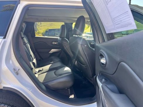 Used 2017 Jeep Cherokee Overland w/ Technology Group FWD image 31