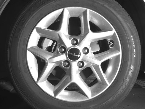 Used 2025 Kia Soul LX w/ LX Technology Package FWD image 17