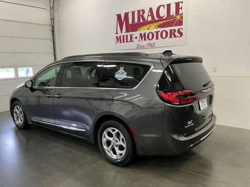 Used 2023 Chrysler Pacifica Limited FWD image 4