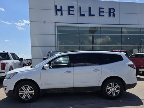 Used 2017 Chevrolet Traverse LT image 3