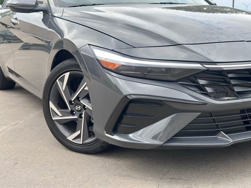 Used 2025 Hyundai Elantra Limited image 4