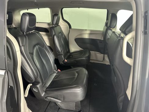 Used 2022 Chrysler Pacifica Touring-L FWD image 22