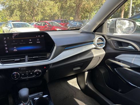Used 2025 Chevrolet Trax LT w/ LT Convenience Package FWD image 34