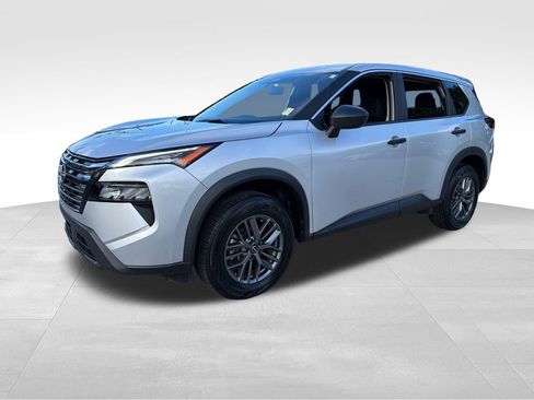 Used 2024 Nissan Rogue S FWD image 3