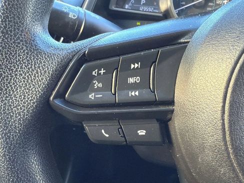 Used 2019 Toyota Yaris L image 12