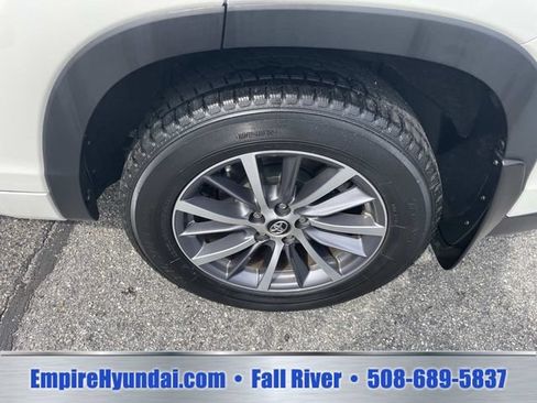 Used 2017 Toyota Highlander XLE AWD/4WD image 14