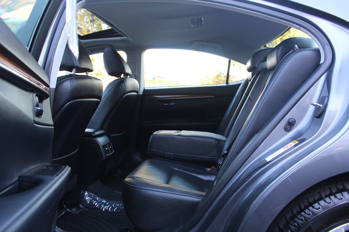 Used 2014 Lexus ES 300h w/ Luxury Package w/Bamboo Trim FWD image 25