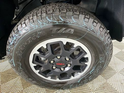Used 2025 Toyota Tacoma TRD Off-Road image 12