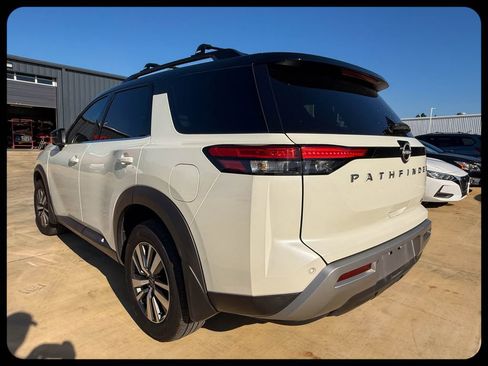 Used 2023 Nissan Pathfinder SL FWD image 3