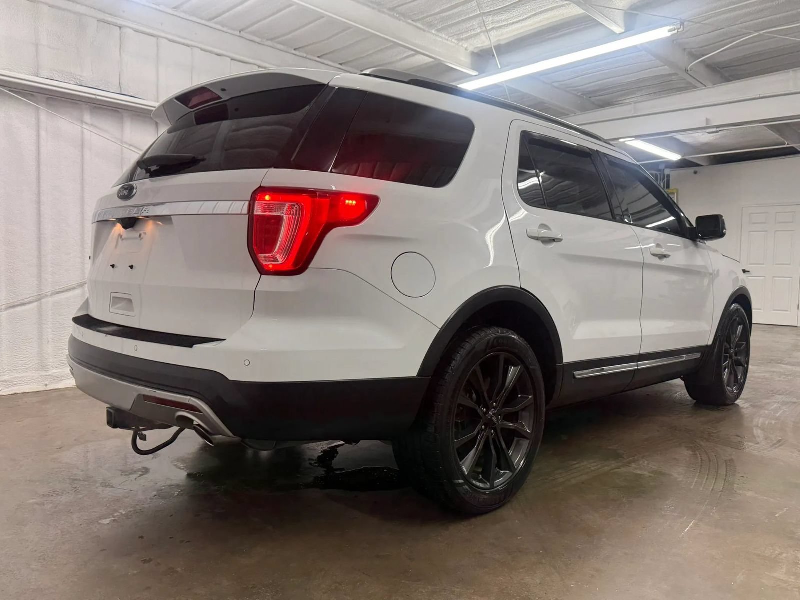Used 2017 Ford Explorer XLT w/ Equipment Group 202A FWD image 27