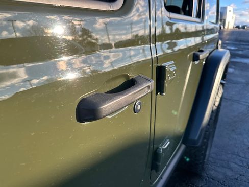 Used 2021 Jeep Wrangler Unlimited Rubicon w/ Cold Weather Group image 13