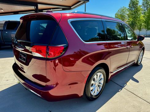 Used 2018 Chrysler Pacifica Touring-L w/ Advanced Safetytec Group FWD image 2