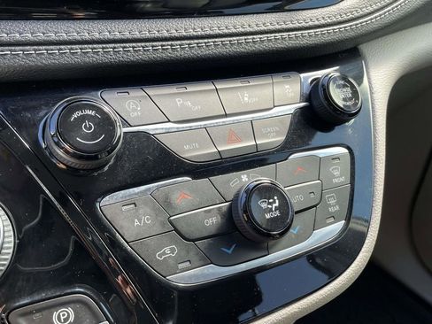 Used 2022 Chrysler Pacifica Touring-L image 16