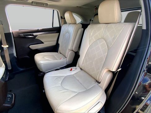 Used 2021 Toyota Highlander Platinum FWD image 20