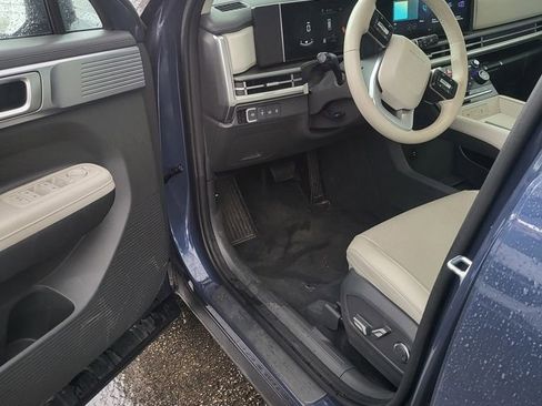 Used 2025 Hyundai Santa Fe SEL FWD image 3