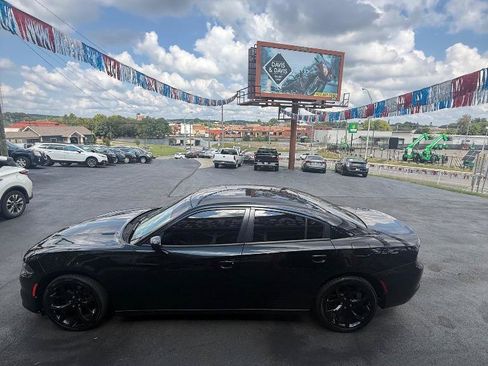 Used 2020 Dodge Charger SXT RWD image 5