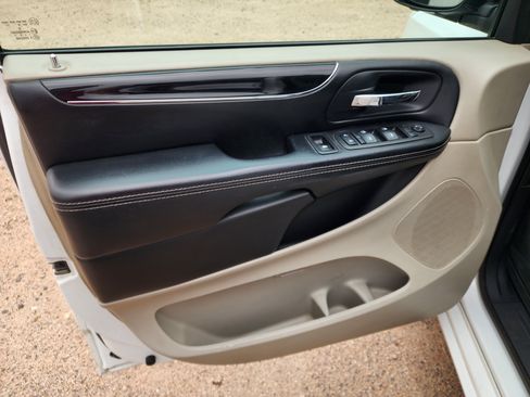 Used 2019 Dodge Grand Caravan SXT FWD image 17