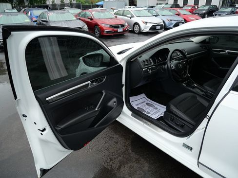 Used 2017 Volkswagen Passat 1.8T SE FWD image 16