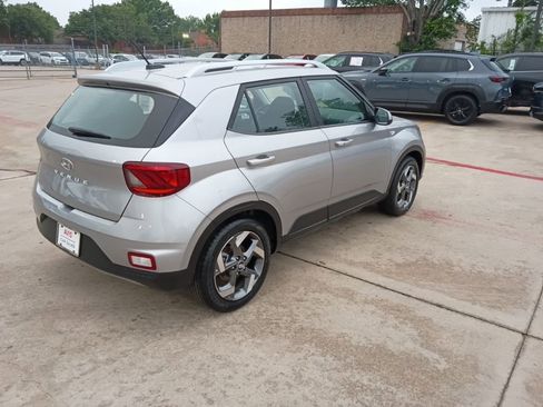 Used 2025 Hyundai Venue SEL image 10