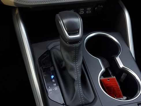 Used 2024 Toyota Highlander XLE image 32