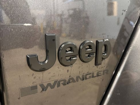 Used 2025 Jeep Wrangler Unlimited Sahara AWD/4WD image 45