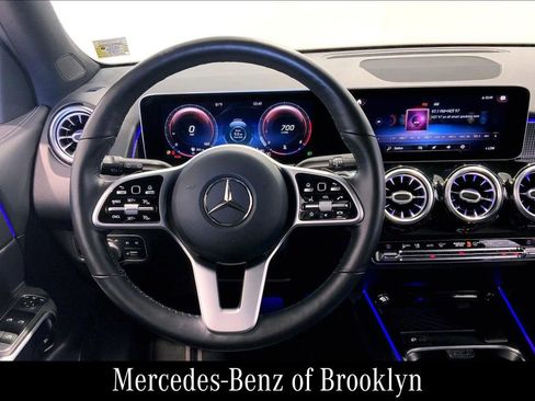 Used 2021 Mercedes-Benz GLB 250 4MATIC image 8
