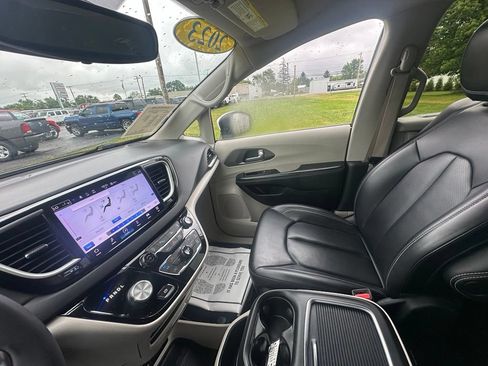 Used 2023 Chrysler Pacifica Touring-L FWD image 30