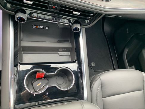 Used 2025 Chevrolet Suburban Z71 image 21