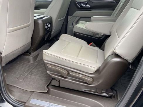 Certified 2024 GMC Yukon XL SLT w/ SLT Luxury Package AWD/4WD image 10
