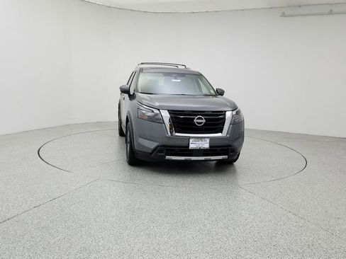 Used 2025 Nissan Pathfinder SL w/ SL Premium Package image 2