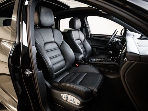 Certified 2023 Porsche Macan Turbo AWD/4WD image 29