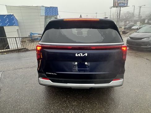 Used 2025 Kia Carnival EX image 4