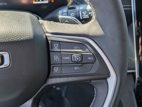 Used 2024 Jeep Grand Cherokee L Laredo image 24