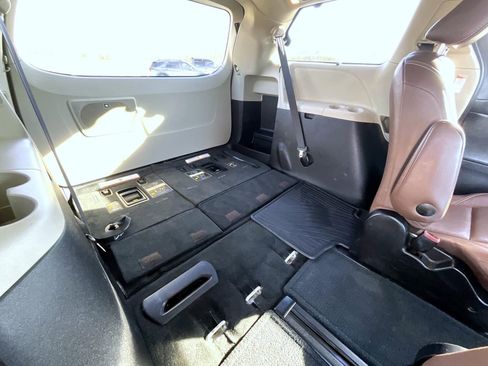 Used 2017 Toyota Sienna Limited image 19