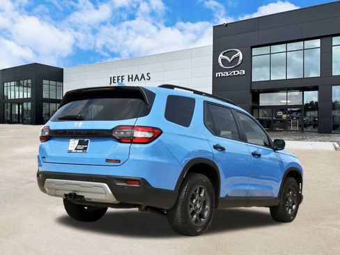 Used 2025 Honda Pilot TrailSport image 3