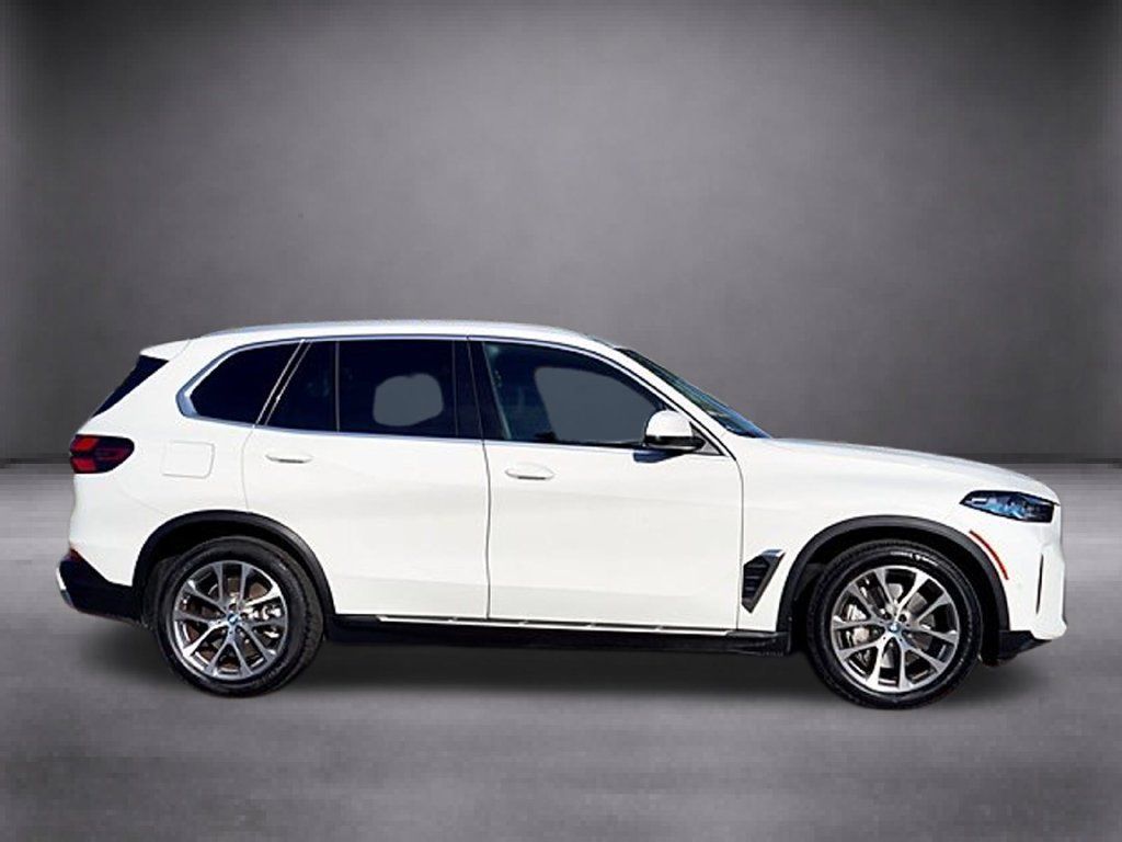 Used 2025 BMW X5 xDrive50e AWD/4WD image 3
