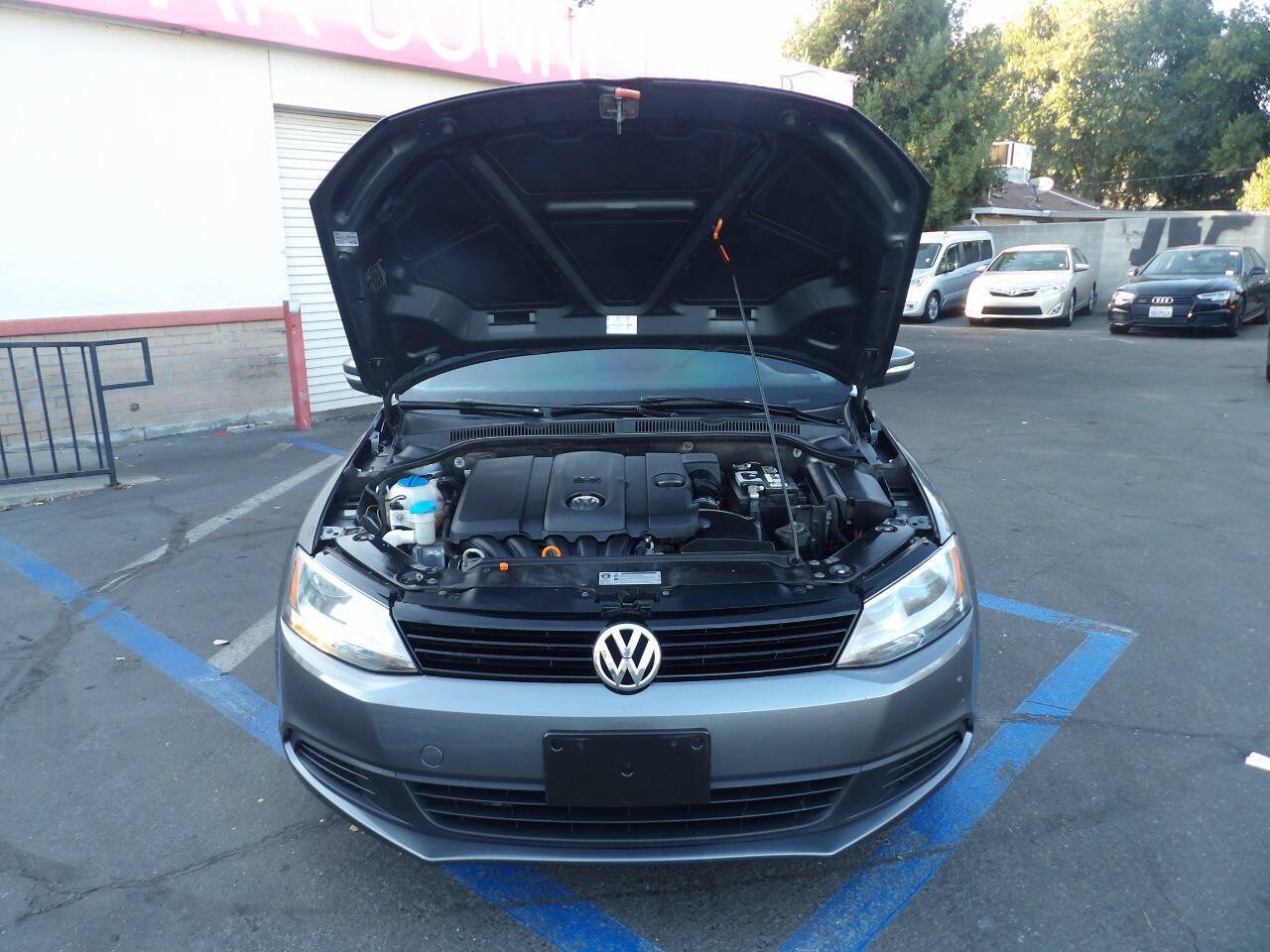 Used 2011 Volkswagen Jetta SE FWD image 12