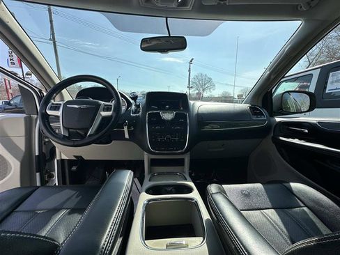 Used 2016 Chrysler Town & Country Touring w/ Driver Convenience Group FWD image 12