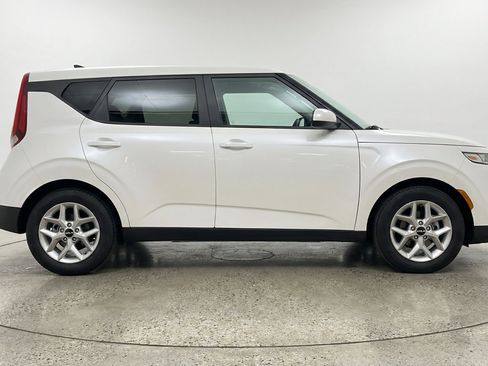 Used 2025 Kia Soul LX w/ LX Technology Package FWD image 11