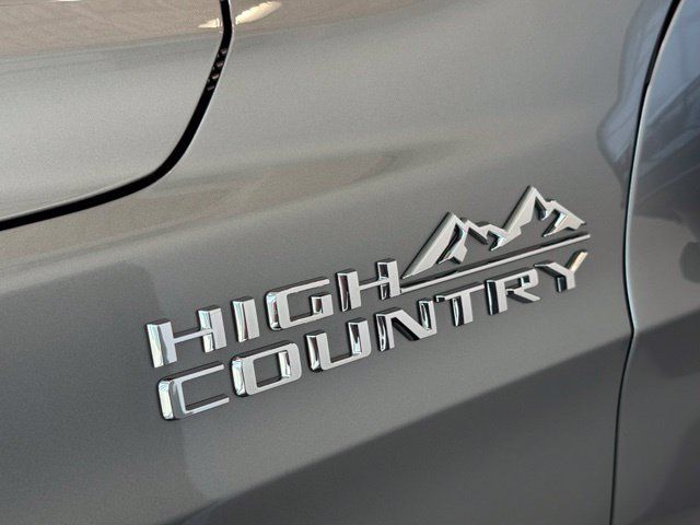 Used 2025 Chevrolet Suburban High Country AWD/4WD image 30
