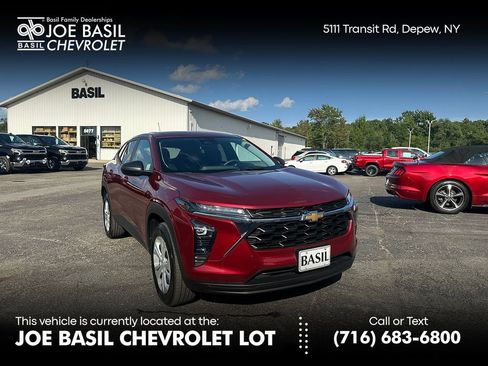 Used 2024 Chevrolet Trax LS w/ Driver Confidence Package FWD image 1