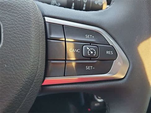 Used 2025 Jeep Compass Latitude image 24