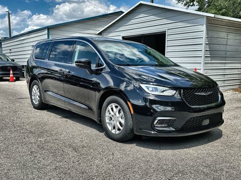 Used 2024 Chrysler Pacifica Touring-L FWD image 11