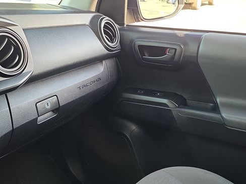 Used 2017 Toyota Tacoma SR image 19