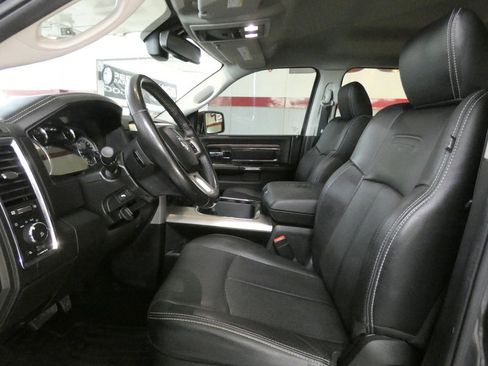 Used 2019 RAM 1500 Laramie AWD/4WD image 12