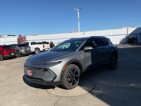 New 2026 Chevrolet Equinox EV LT image 3