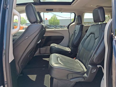 Used 2019 Chrysler Pacifica Limited w/ Tire & Wheel Group FWD image 10
