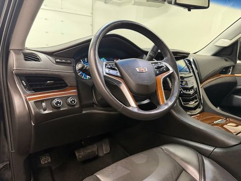 Used 2017 Cadillac Escalade Luxury AWD/4WD image 4