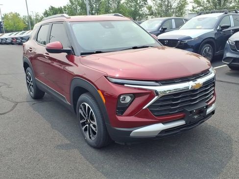 Used 2024 Chevrolet TrailBlazer LT w/ LT Cold Weather Package AWD/4WD image 3